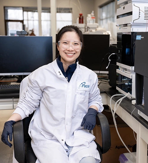 Pace Scientist working in Laboratory. Pace services for Energy industry. Energy, Mining Services, Oil & Gas, Radiochemistry.